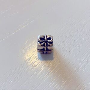 Pandora Retired Present Charm